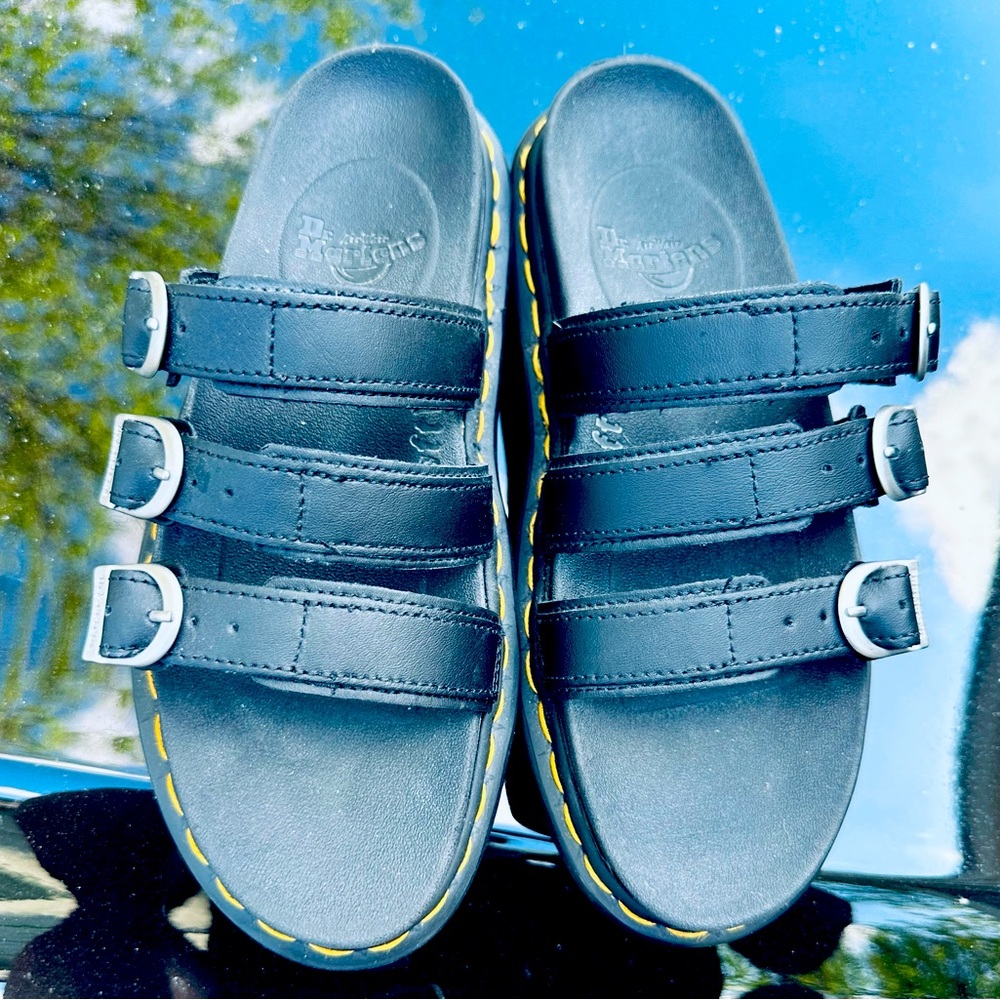 Dr Marten’s Excellent condition- super comfy Dr Marten three strap sandal.
